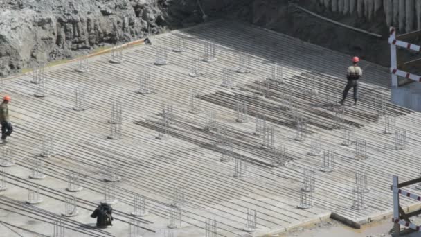 Constructores de equipos trabajando en la fundación del edificio — Vídeos de Stock