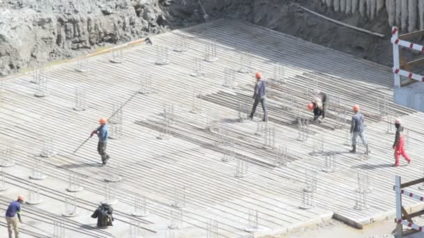 Un equipo de constructores que trabajan en los cimientos de edificios en construcción — Vídeos de Stock