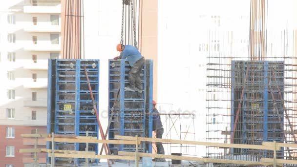 Team van bouwers bezig met de stapel in het gebouw in aanbouw — Stockvideo