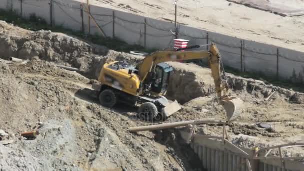 Excavadora niveló el camino hacia el sitio de construcción — Vídeos de Stock