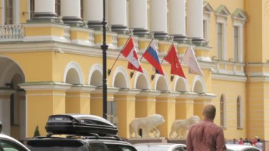 Saint Petersburg, Rusya Federasyonu - 1 Temmuz 2016: Rusya ve Kanada bayrağı bir bina üzerinde rüzgârda çırpınıyor