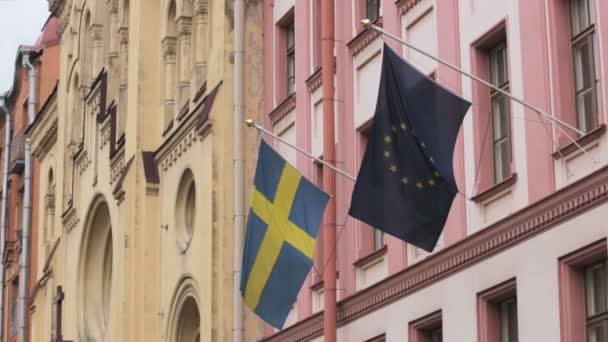 Flagge Schwedens und der Europäischen Union auf dem Gebäude des schwedischen Generalkonsulats, st. petersburg — Stockvideo