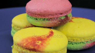 Renkli Macaroons siyah bir arka plan üzerinde döndürme