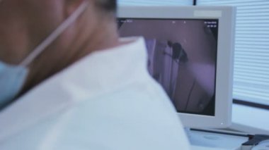 Endoskop izlemek, Doktor hastaya ağız yoluyla onun kamera gastroscope sopa