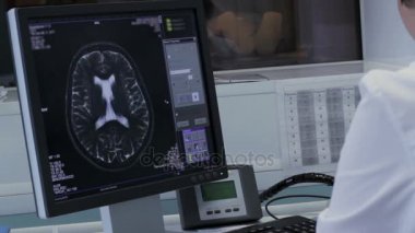 Doktor tomografi beyin bilgisayarla çalışıyor