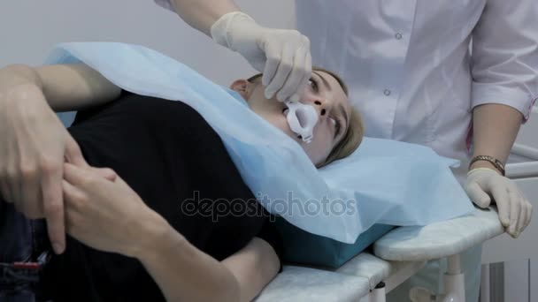 Due medici preparano la ragazza all'endoscopia — Video Stock