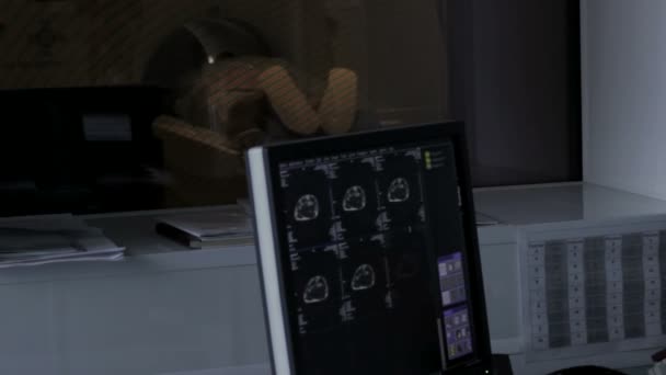 Tomografía del cerebro en un monitor de ordenador en tiempo real — Vídeo de stock