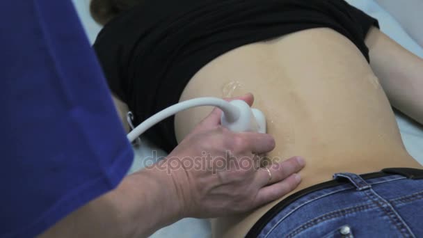 Doktor ultrasonik böbrek araştırma yapıyor — Stok video