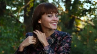 Gülen ve gülümseyen güzel çekici genç kız