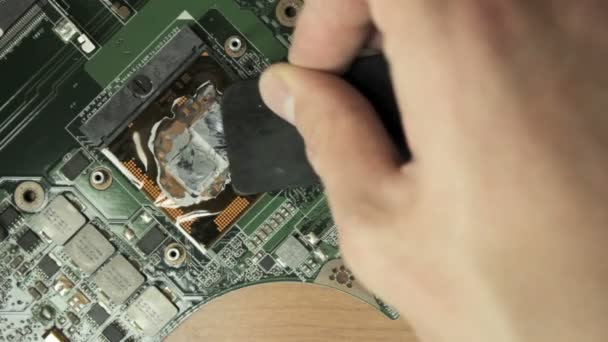 Rimuovere la pasta di conduzione di calore di un chip di computer portatile — Video Stock