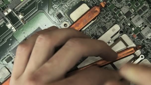 Screwing screws into laptop motherboard — Stock Video