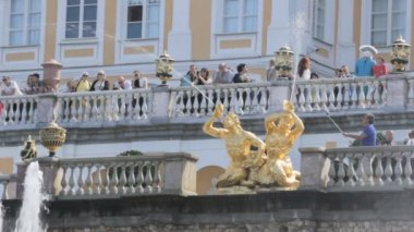 Ünlü büyük Cascade adlı Peterhof Parkı, insanlar altın heykeller bir arka plan üzerinde fotoğrafı