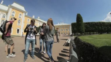 Arkadaşlar turist parkta fotoğrafı üst Bahçe, Peterhof, Saint Petersburg, Rusya Federasyonu