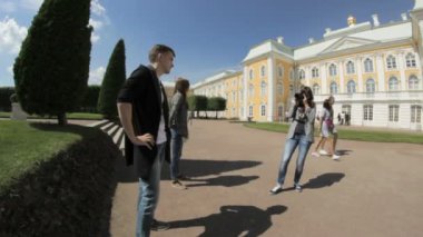 Kadın fotoğrafçı fotoğrafçılık bir adam bir parkta üst Bahçe, Peterhof, Saint Petersburg, Rusya Federasyonu