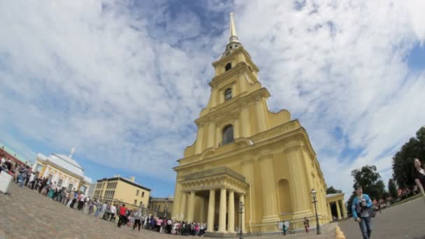 Die schlange vor der orthodoxen kirche, wolken über der turmspitze der kathedrale des heiligen peter und pauls in petersburg, russland — Stockvideo
