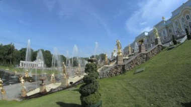 Peterhof Parkı ünlü büyük Cascade, basamaklı çeşmeden Merkezi: yan, birçok altın Heykel Sergisi