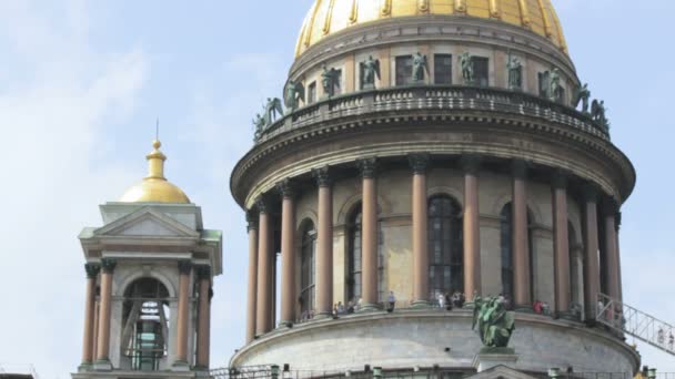 Üst noktası, Saint Isaacs Katedrali, Saint-Petersburg, Rusya kubbe altında yürüyen turist — Stok video
