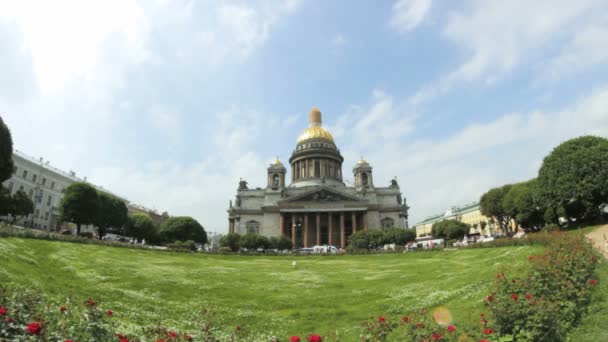 Плывущие облака в солнечный день на Исаакиевском соборе в Санкт-Петербурге, Россия — стоковое видео