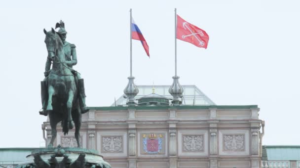 Monument til Nicholas og på baggrund af flag Rusland og St. Petersborg flag – Stock-video