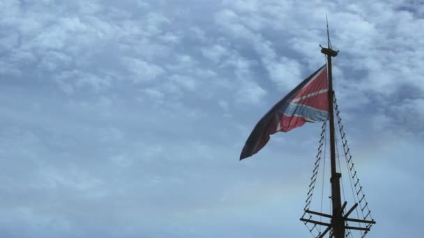 Bandera ondeando en el viento. Jack naval ruso con cruz de St. Andrews — Vídeos de Stock