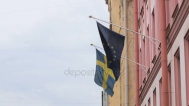 İsveç, St. Petersburg Başkonsolosluğu binasında iki Avrupa bayrak