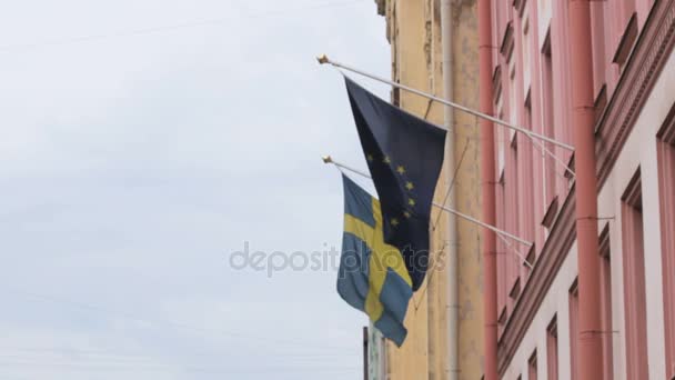 Twee Europese vlaggen op het gebouw van het consulaat-generaal van Zweden, St. Petersburg — Stockvideo