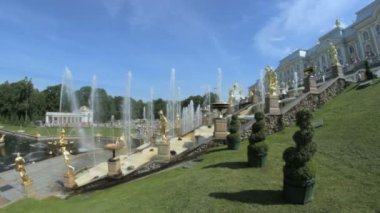 Ünlü büyük Cascade adlı Peterhof Parkı, gösteri Merkezi basamaklı çeşme, birçok altın heykeller
