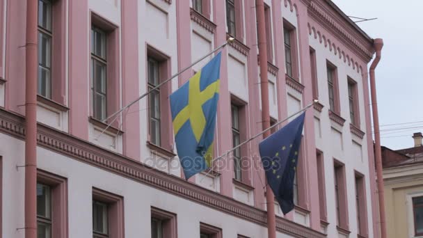 Two European flags, Swedish and EU on the building of the Consulate General of Sweden, St. Petersburg — Stock Video