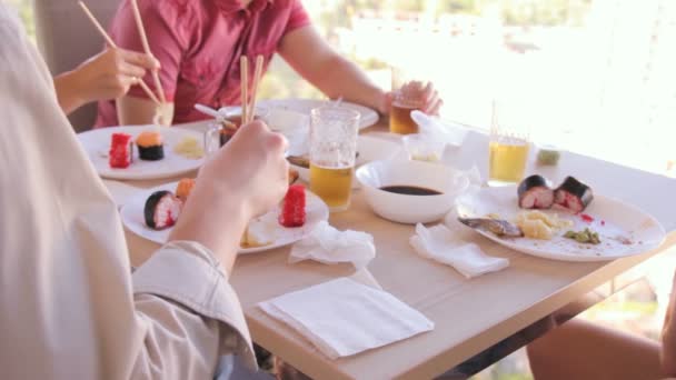 La gente come con palillos en la mesa — Vídeos de Stock