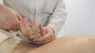 Masaj parmak ve ellerde, bir masaj terapisti doktor