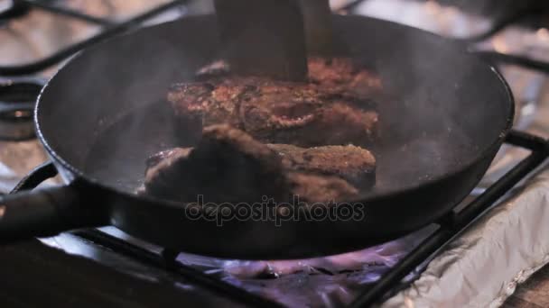 The chef steaks turns tongs — Stock Video