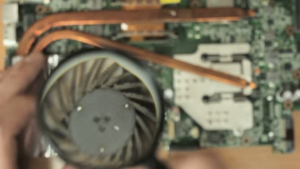 Ingénieur étudiant le système de refroidissement sous la loupe 