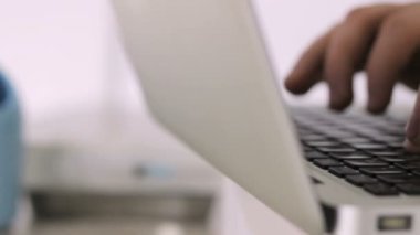Eller el ile terapist doktor klavye closeup yazarak