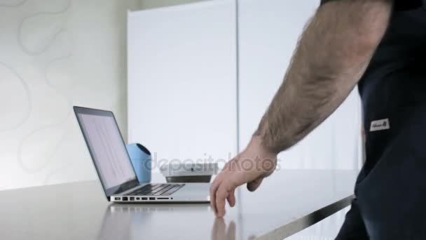 Docteur s'asseoir à l'ordinateur, tapez sur ordinateur portable clavier journal médical — Video