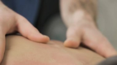 Eller chiropractor omurga omur muayene et