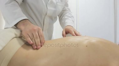 Kız masaj kanepede bir masaj masör doktordan alır.