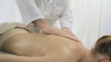 Doktor masör Kliniği, genç bir hastaya rahatlatıcı masaj yapıyor