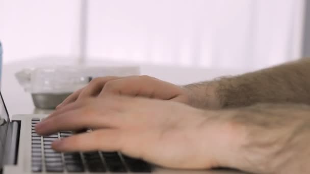 Doctor escribiendo texto en el teclado del ordenador portátil — Vídeo de stock