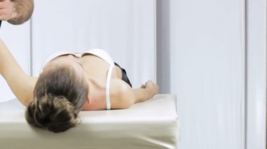Chiropractor doktor el eklem bir genç kızın palpates