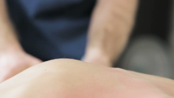 Chiropraktiker-Hand schlägt am Ende der Sitzung zurück — Stockvideo