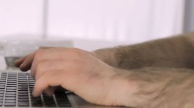 Bir dizüstü bilgisayar klavye tıp dergisi yazarak doktor