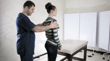 Doktor chiropractor hasta omurga kızlar gropes