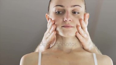 Doktor chiropractic palpasyonla Servikal Omurga genç bir kızın
