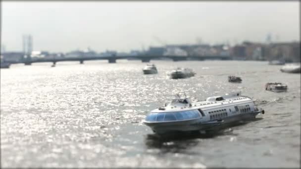 Sankt Petersburg, Russian Federation - 1 juli 2016: miniatyr båtar i hamnen — Stockvideo