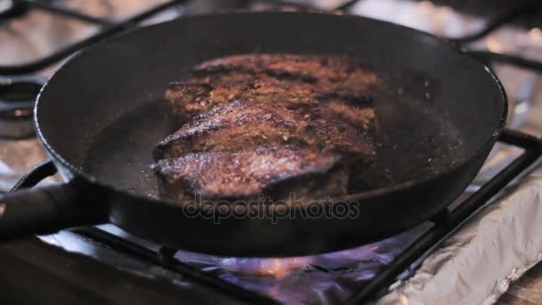 Snel frituren in boter rundvlees vlees steaks — Stockvideo