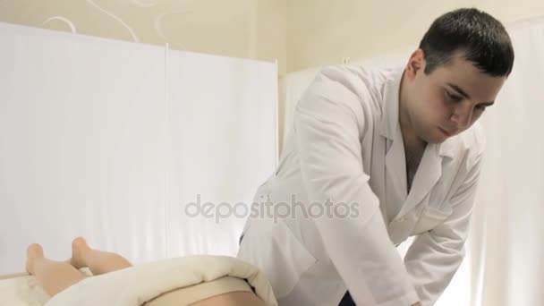 Терапевтический и антистрессовый массаж рук на диване в клинике — стоковое видео
