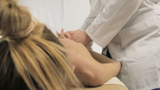 Masajista médico masculino haciendo masaje de los dedos y la palma de la mano — Vídeos de Stock