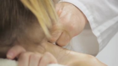 Doktor masör yapıyor bir kız, çerçeve closeup boyun Masaj