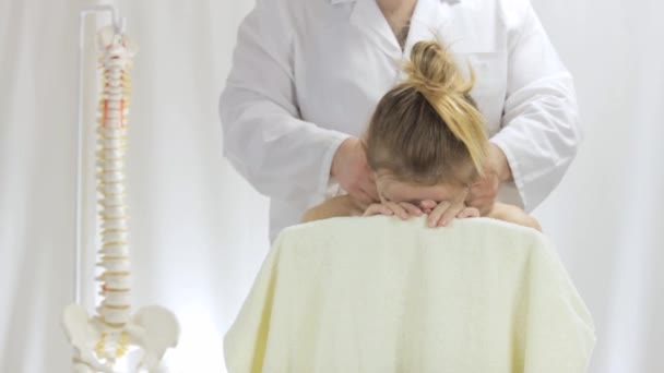 Läkaren, terapeuten på sjukhuset massage nacke och flickor — Stockvideo