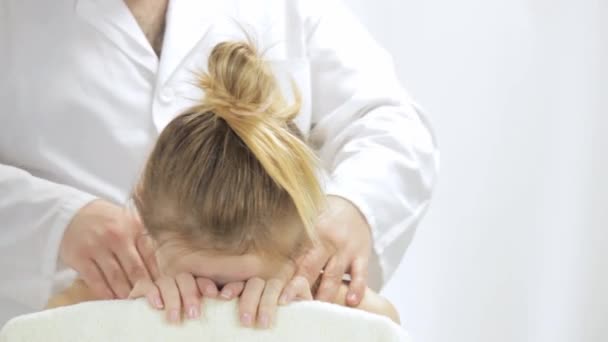 Uma massagem relaxante de pescoço para mulher jovem — Vídeo de Stock